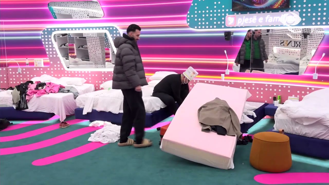 Kristi i vendos Rogertit qese kartoni në kokë, duke e bërë si kapele