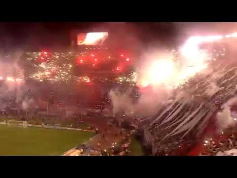 "Recibimiento impresionante River Plate 2 Atletico Nacional 0 Final Sudamericana 2014" Barra: Los Borrachos del Tablón • Club: River Plate