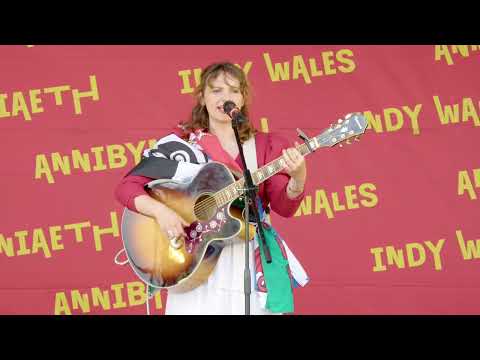 Rebel - Mari Mathias a Gwilym Bowen Rhys - Gorymdaith Annibyniaeth / March for Independence