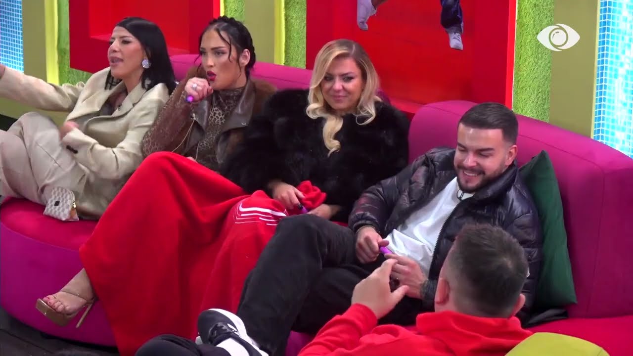 Rike përlotet për të ëmën: Të paktën të më dërgojë një mesazh