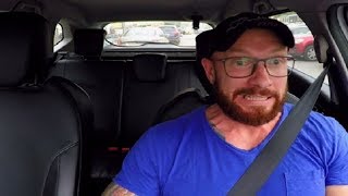 ТАКСИСТ - ПСИХ ИЗБИЛ СВОЙ АВТОМОБИЛЬ / ВПЕЧАТЛИТЕЛЬНЫМ НЕ СМОТРЕТЬ