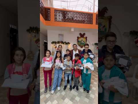 ENTREGA DE TRAJES Y VESTIDOS PARA PRIMERA COMUNIÓN A NIÑOS Y NIÑAS HERRANENSES.