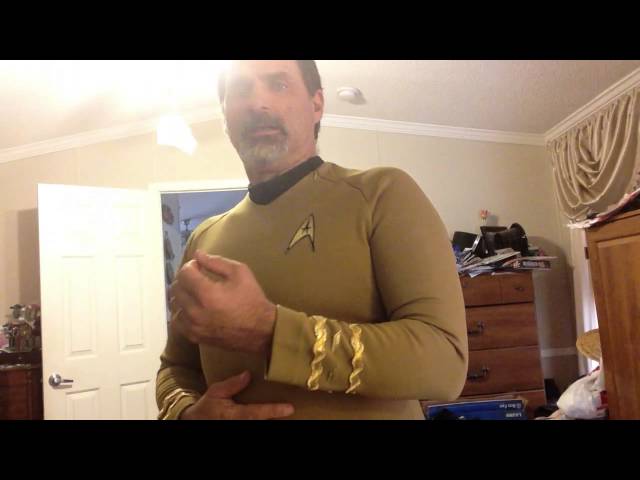 Vídeo relacionado con Star Trek Captain Kirk Yellow Vestido de hombre | Abraza el lujo galáctico con estilo | Albornoz para adultos con logotipo de mercancía