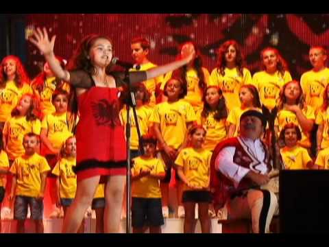 NIKI MJEDA NJE LAHUTE E NJE FLAMURE  ÇMIMI  I DYTE FESTIVALI I 50 MBARKOMBETARE PER FEMIJE