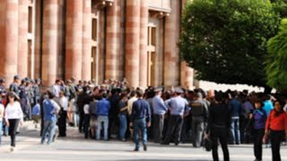 «Ոչ ոք մեր մասին չի մտածում».անտուն մնացած արցախցիները բողոքի ակցիա են արել կառավարության մոտ