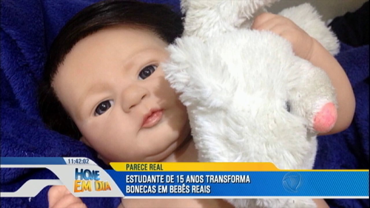 Jovem de 15 anos cria bonecas que parecem "bebês reais"