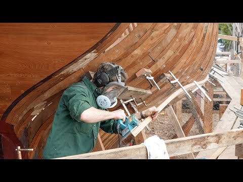 Fitting the first new planks / Wooden Boatbuilding (TALLY HO EP85)