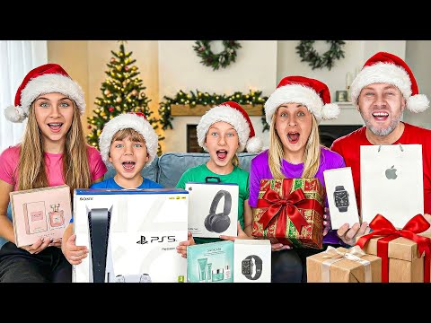 Secret Santa and Gift Swap! Holly pulls the CHEEKIEST Surprise!! 👀 🎁 🎄