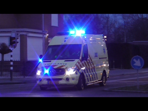 (Vast voor spoorbomen) A1 Ambulance 21-113 met spoed in Oss