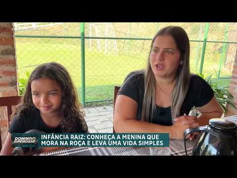 Menina de 10 anos pesca com as mãos e encanta a internet com vida simples no interior de MG