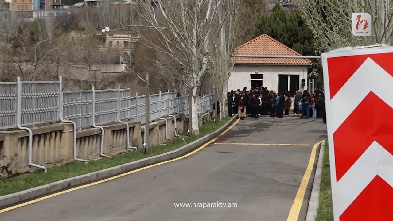 Զոհվածների կանայք եւ մայրերը վիրավորված հեռացել են` չսպասելով Աննա Հակոբյանի ժամանելուն