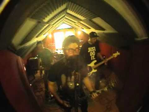 LEARN TO FIGHT - monkey wrench live @ Monkeynuts Records -