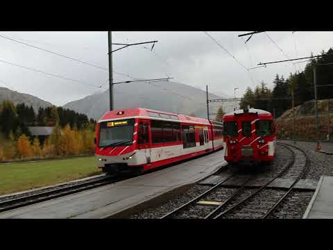 Matterhorn Gotthard Bahn, Zugkreuzung in Hospental mit ABDeh 4/8 Komet und Deh 4/4 Nr.52, 29.10.2023