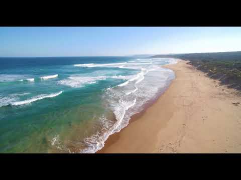 Imágenes de drones de la playa de Waitpinga y el oleaje circundante