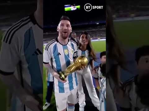 Lionel Messi shows off the World Cup to Argentina’s fans! 🏆