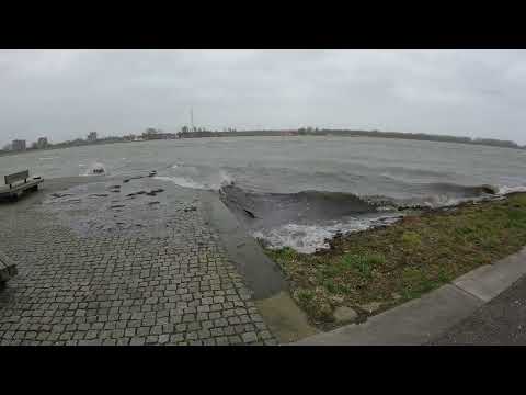Hoog water door storm Corrie in Maassluis
