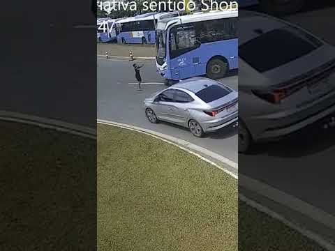Ônibus atropela avô e netos em rotatória de Senador Canedo (GO) #onibus #netos #shorts