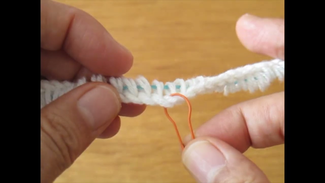 count CO sts with locking stitch markers at 20 sts intervals / 20目ごとに安全ピン型マーカーを付けて作り目の数を数える