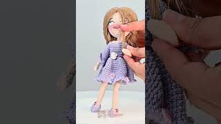 Handgefertigte Strickpuppe – Mädchen im mauvefarbenen Kleid