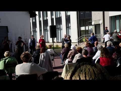 Ansamblio Nalšia koncertas skirtas poeto Pauliaus Širvio 100-čiui skambėjo Rokiškio Juozo Keliuočio bibliotekos Pauliaus Širvio kiemelyje.