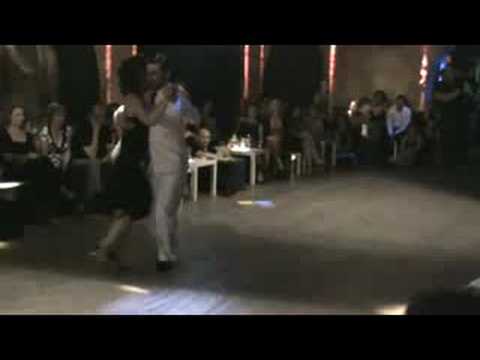  Valérie Lafore  and  Diego Amado  are  dancing  to  the  tango  "  Pocas Palabras  "