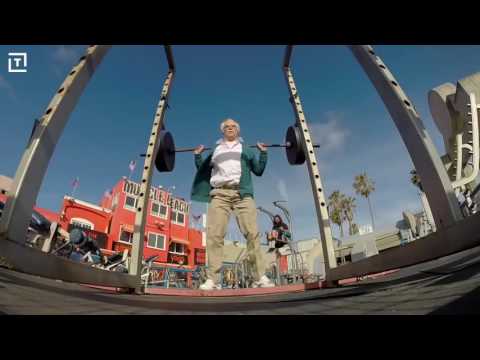 Przebrany starszy pan w publicznej siłowni