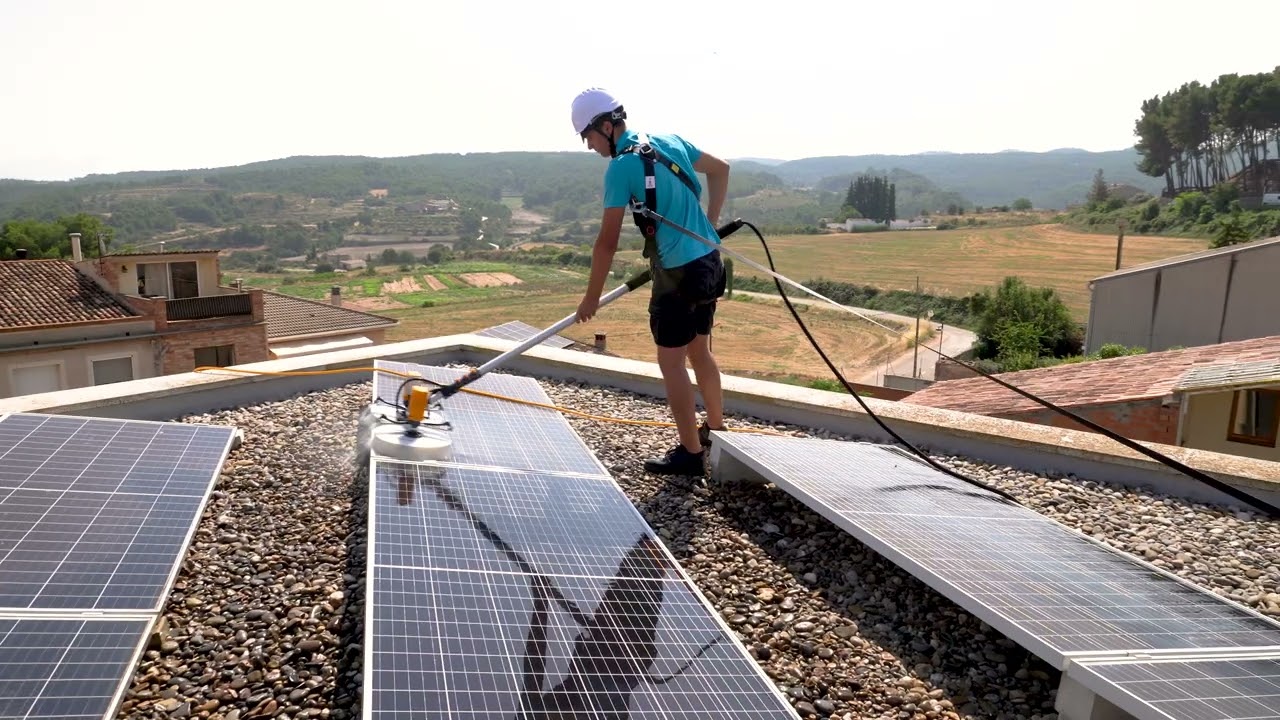 Vídeo: proceso profesional de limpieza de paneles solares domésticos