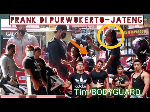 prank-gr3get-helm-ketukar-di-parkiran-minta-pertanggungjawaban-kang-parkir