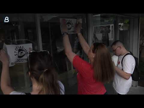 Završen protest 1 od 5 miliona lepljenjem nalepnica na ulazna vrata RTS-a s porukom 'stop lažima'