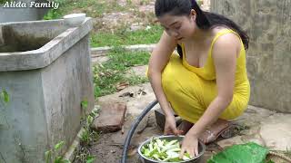 Download lagu Alida made the taro-trunk dish, eat with the grilled catfish with banana leaves - rustic dish mp3
