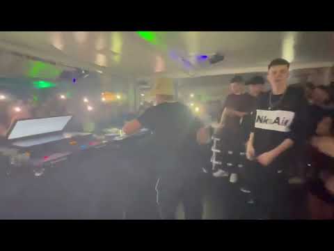 Dj Sati Marconex tocando Toc Toc em show