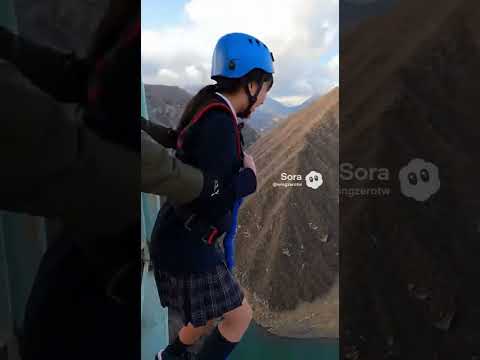 制服姿の女子高校生、吊り橋から初のバンジージャンプ！