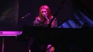 Tori Amos - Dallas2001 - 07 - Beauty Queen & Horses