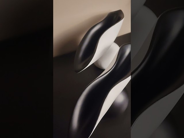 آنية سيراميك باللون الأبيض