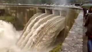 preview picture of video 'crue barrage de grangent 02 novembre 2008'