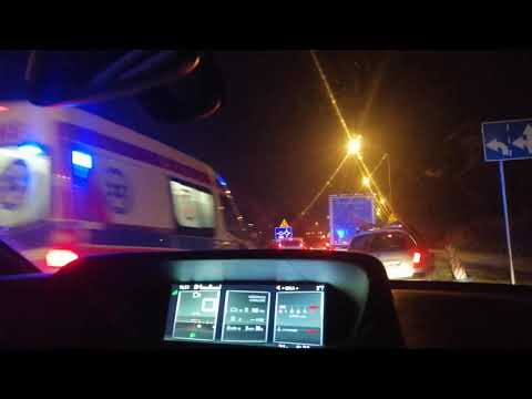Karetka na sygnale próbuję się przedostać przez korek na ulicy Hetmańskiej. [Full HD] 01.12.2020