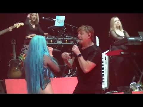 Karol G  Y Vilma Palma E Vampiros Cantan "Auto Rojo" En Arena Movistar 27/05/2022 ARGENTINA