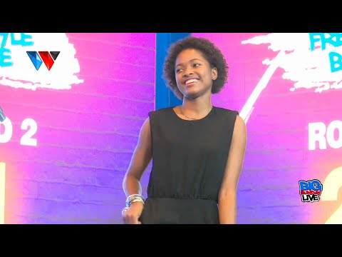 MREMBO AWEKWA KATI NA RAPER WAWILI WAONESHA UWEZO WAO WA KUCHANANA MBELE YAKE