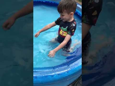 OLHA ACHEI UMA PISCINA 🙌🤣#shorts #piscina