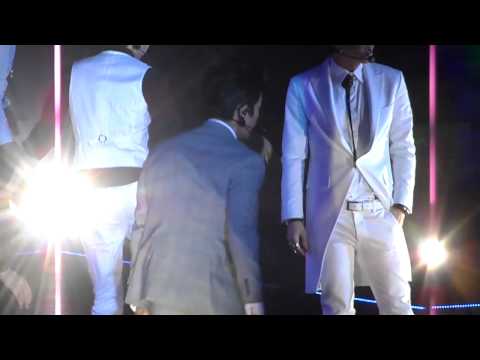 150301 SS6 Macau - Mr Simple (donghae back head hit by heechul hand)