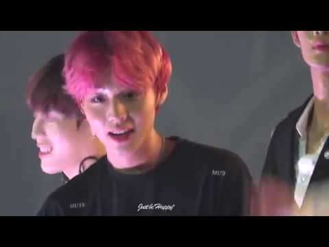 180801 KMF 코뮤페 엔딩 / 워너원 박지훈 / 장미 던지는 지훈이, 눈빛이 따스해 다정해ㅠㅠ