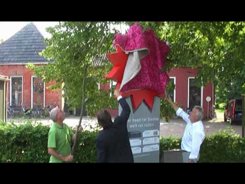 Slaapzak dochter André Manuel lastig obstakel bij onthulling zuil Kunstwerk Diepenheim