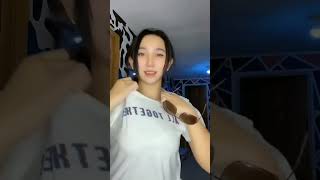 how to wear your glass and jump your huge boobs #shorts #shortvideo #viral #tiktok #trending #boobs