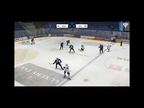 U18 Mestis: Pelaaja lyö tuomaria päähän, täystyrmäys | Tuomarilta vuotaa veret jäälle