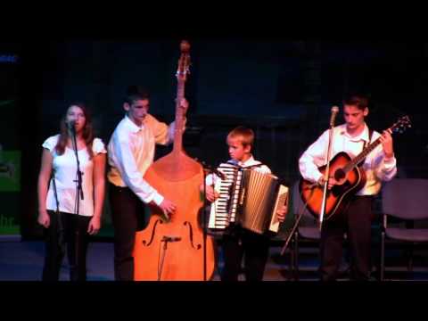 "TIHO ŠUMI ŠUMA ZELENA" Sastav TO Bilogora, braća KAJ i sestre Malvić