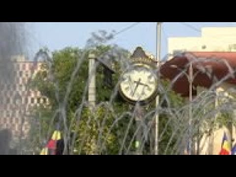 Romanians protest mandatory use of masks in school