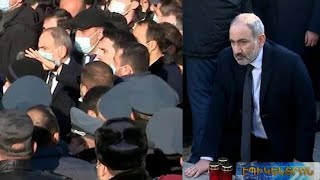 «Նիկո՛լ թուրք-դավաճան». Եռաբլուրում ոստիկանները մարդկանց հրելով բացեցին Փաշինյանի ճանապարհը