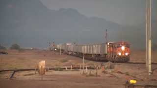 preview picture of video '70 Mile Per Hour BNSF Trains Through Newberry Springs HD'