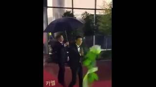 Hwang Chiyeul overwhelmed with fans flowers