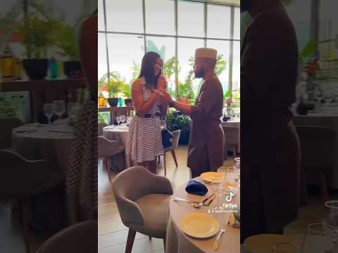 Elegant ladies never keep gentlemen waiting…😁 #elegance #datingetiquette #shorts #wse